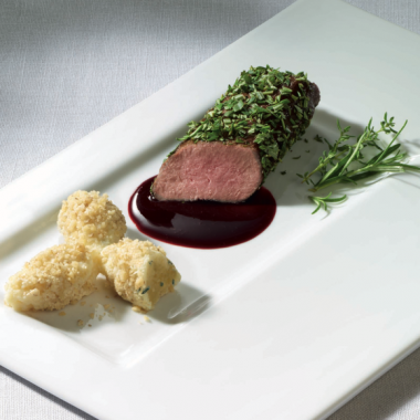 Bildmotiv für Gebratener Lammrücken auf Balsamico-Feigen-Sauce mit CAMBOZOLA Nocken