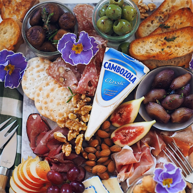 Bildmotiv für Antipastiplatte mit Balsamico Rotwein Schalotten und Balsamico Champignons