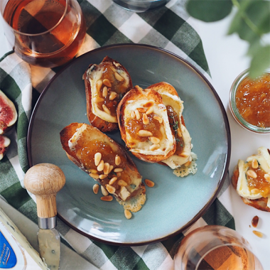 Bildmotiv für Crostini mit CAMBOZOLA und Feigenkonfitüre