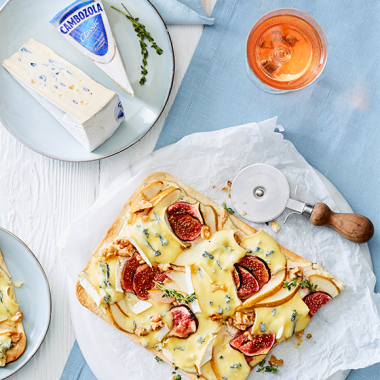 Bildmotiv für Flammkuchen mit CAMBOZOLA, Birnen und Feigen