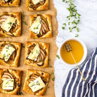 Bildmotiv für Tarteletter med CAMBOZOLA Black Label, päron och lök